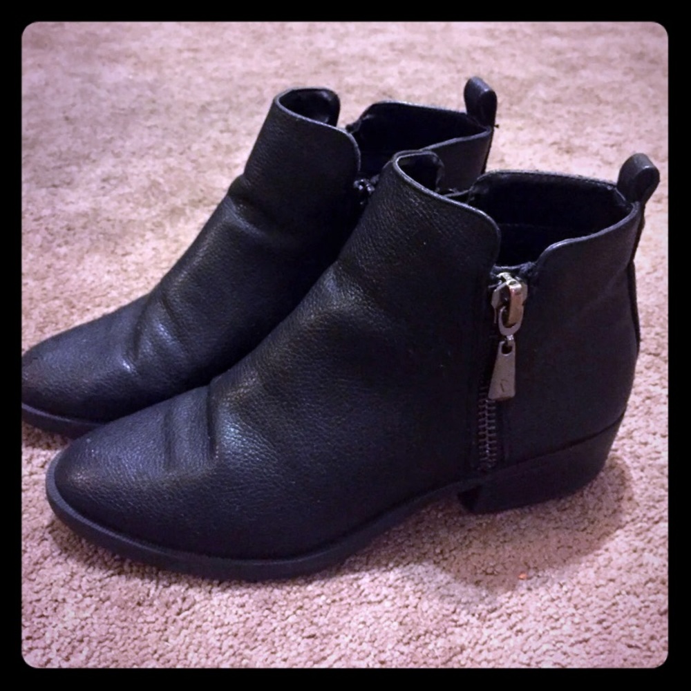 5/$25! Vera Wang Booties Size 7.5